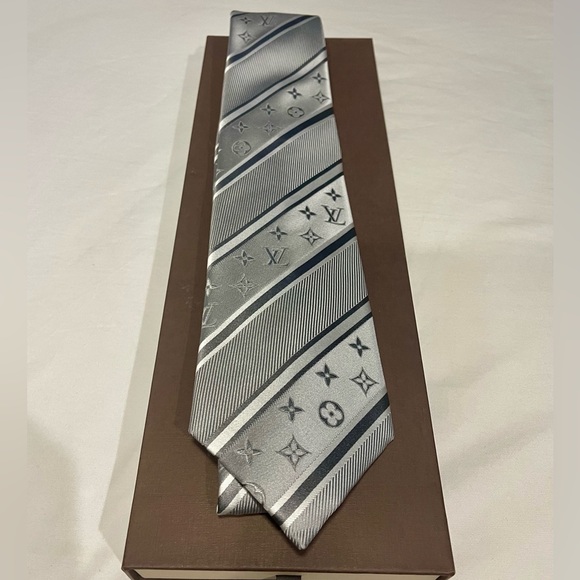 🎁HOLIDAY 25’🎁🆕💯AUTH LOUIS VUITTON LRG MONOGRAM PERLE SLVR STRIPE MOTIF TIE🔥 - Picture 10 of 14